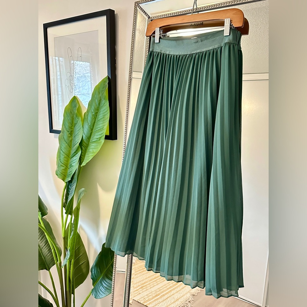Elegant Green Pleated Skirt